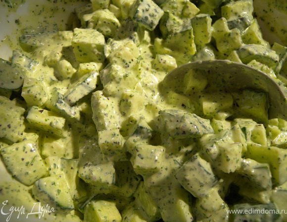 Салат залить заправкой. 