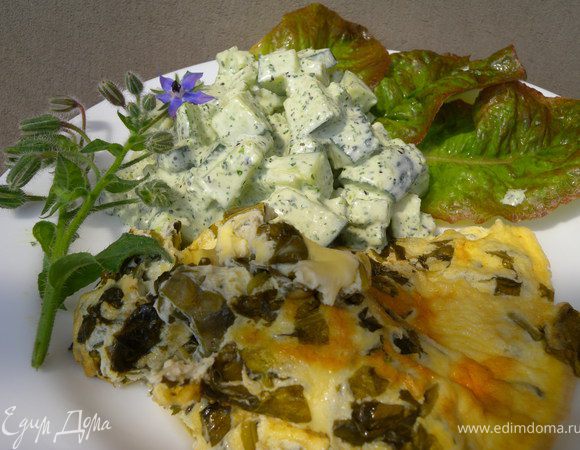 Подать с омлетом, украсить салатными листьями и цветками бараго. Приятного аппетита!