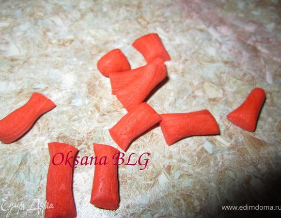 Для красных водорослей. Из красной мастики скатать жгутик. Порезать на кусочки.