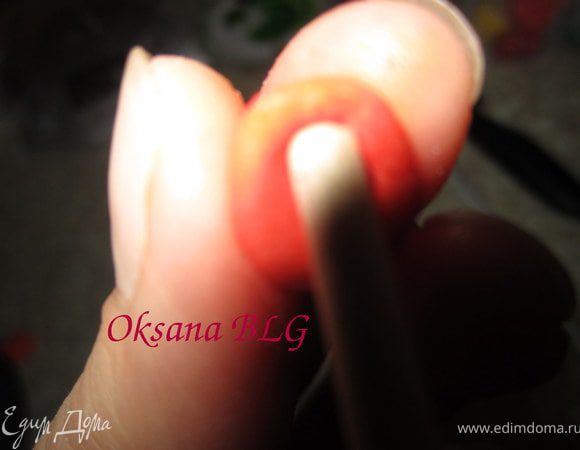 Из каждого сформировать небольшой конус. В срединке обратной стороной кисточки или любой палочкой, сделать углубление.