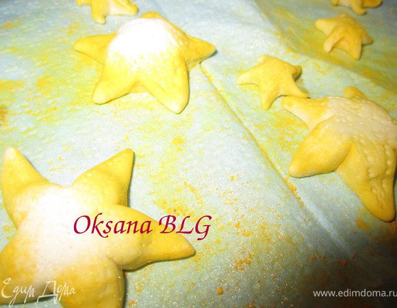 Морские звезды. Из белой или желтой мастики вырезать звездочки. Кончики звездочек немного приплюснуть)) И загладить. Если есть сухая краска, можно сверху прокрасить.