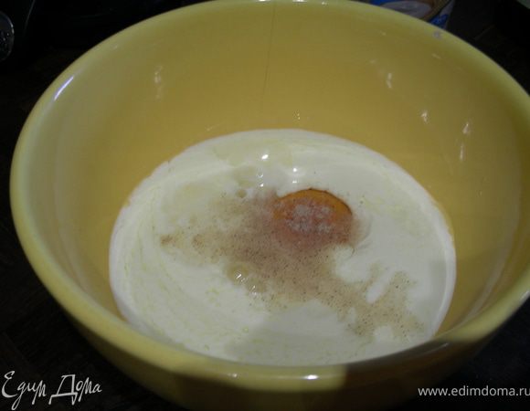Слегка взбиваем вместе 1 яйцо, сливки, вино и перец. Отставляем в сторону, наш соус готов.