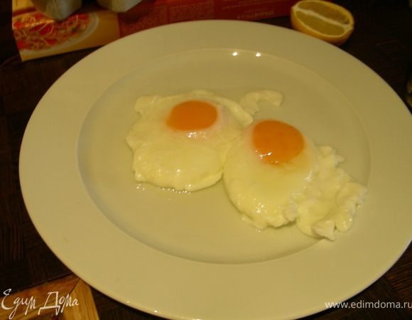 Теперь приготовим яйца-пашот. Готовить их можно по-разному, я последовала совету журнала и отлично получилось. В сковороде доводим воду до кипения и уменьшаем огонь (я влила немного винного уксуса), осторожно разбиваем в нее 2 яйца и готовим минуты 3, затем вынимаем шумовкой и сохраняем теплыми до подачи (накрыв, например, алюминиевой фольгой).