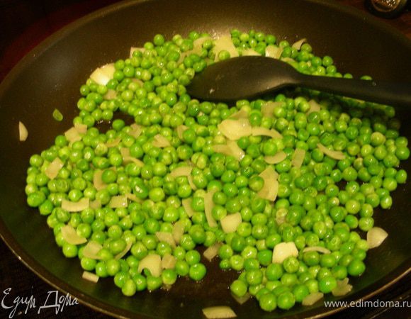 Отвариваем спагетти до готовности (в журнале предлагают за несколько минут до их готовности добавить к ним спаржу/горошек). Я горошек отдельно прожарила вместе с луком, минуты 3. Лосось нарезаем полосками.