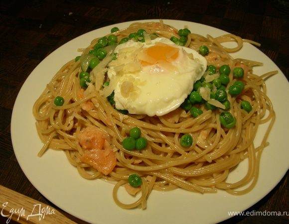 Сливаем макароны, избавляясь по-максимуму от воды. Возвращаем их обратно в кастрюлю, добавляем яичную смесь, лосось, горошек, часть пармезана, немного оставляя для подачи. Все тщательно перемешиваем, сверху выкладываем яйца-пашот и сразу же подаем.