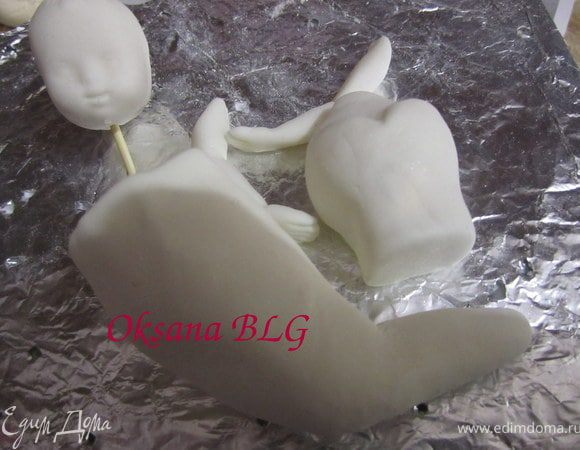 Предварительно нужно подготовить голову для русалочки, и руки по принципу  что и у куколки http://www.edimdoma.ru/recipes/27623  Вылепить торт и хвост русалки.