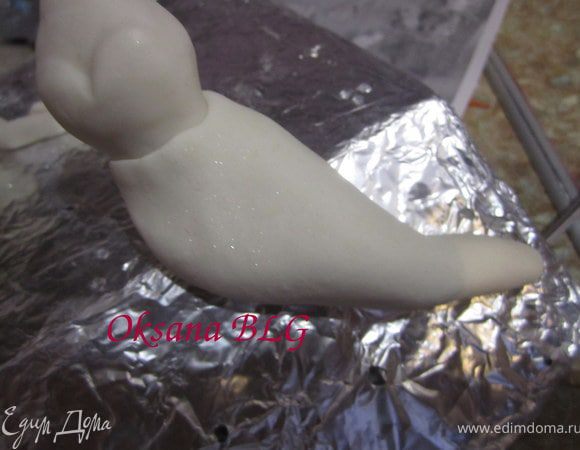 Скрепить торс и хвост на капельку воды. Поставить на зубочистку или шпажку.