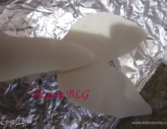 на кончике хвоста сделать надрез, смочить водой, прикрепить. Оставить сохнуть.