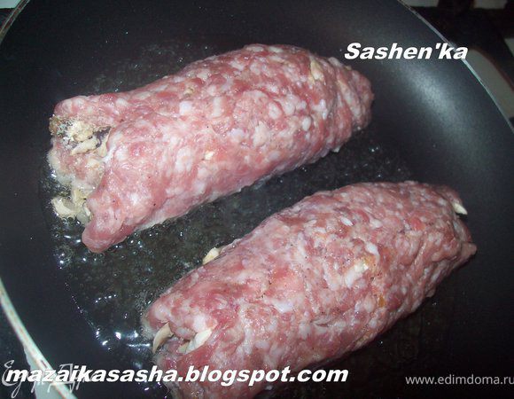 аккуратно свернуть в рулет. я защипывала сверху края лепешки