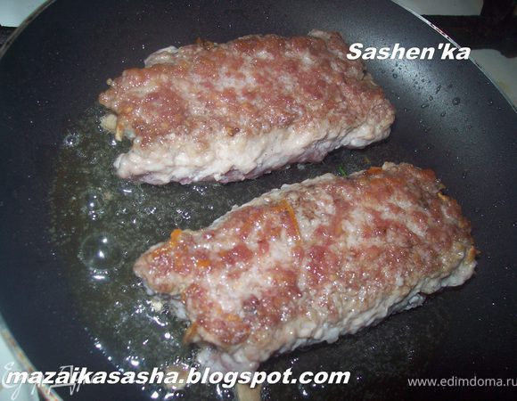 разогреть масло и обжарить рулеты с двх сторон до румяной корочку