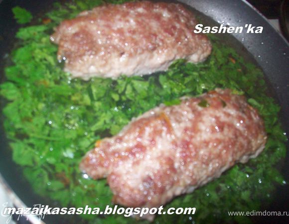 влить воду с петрушкой  в сковороду где жарятся рулеты и тушить под закрытой крыщкой около 15 минут