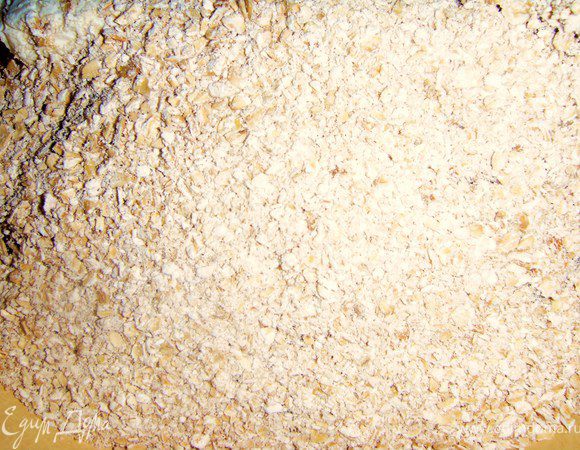 Овсяные хлопья подсушить на медленном огне, смолоть мелко, в муку.