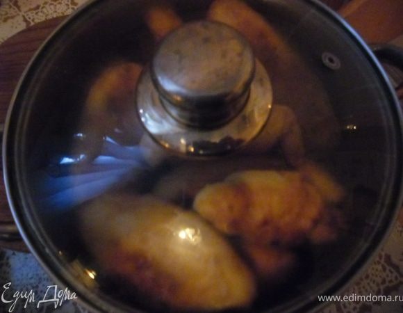 Готовые пирожки сложите в кастрюлю и закройте крышкой.