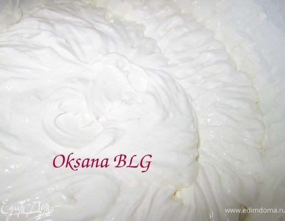 Сметану взбить с фруктозой, добавить творог, перемешать.