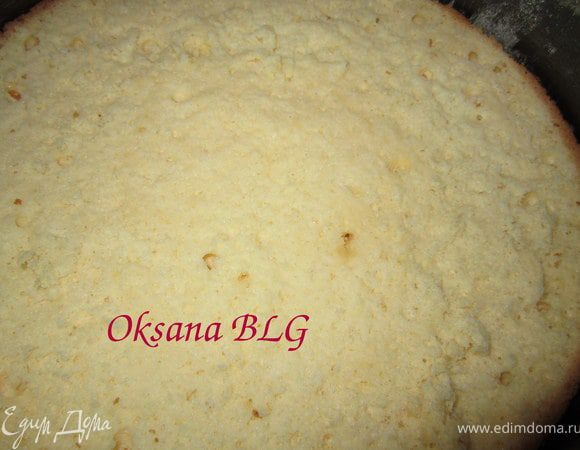 Перемазать коржи. Для этого лучше использовать разъемную форму.