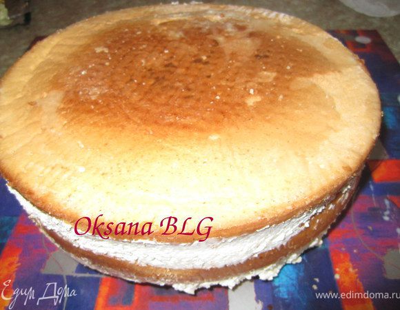 Перевернуто торт на блюдо.