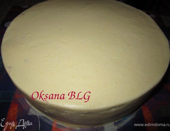 Покрыть торт масляным кремом. Выровнять.