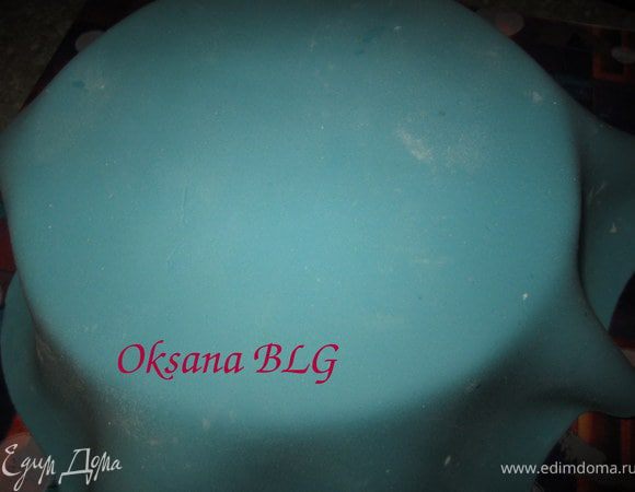 раскатать голубую мастику. Покрыть охлажденный, выровнянный торт.