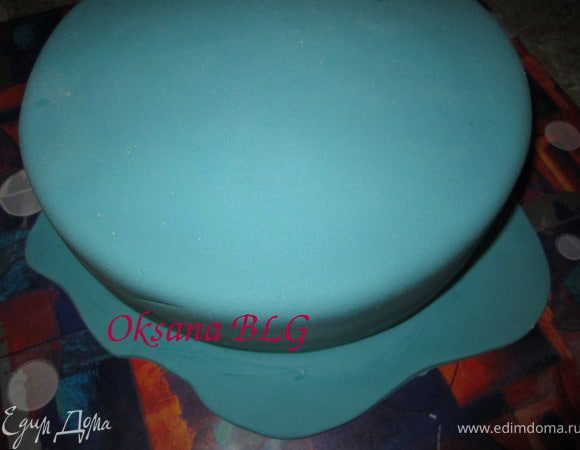 Разровнять мастику, низ можно фигурно вырезать.