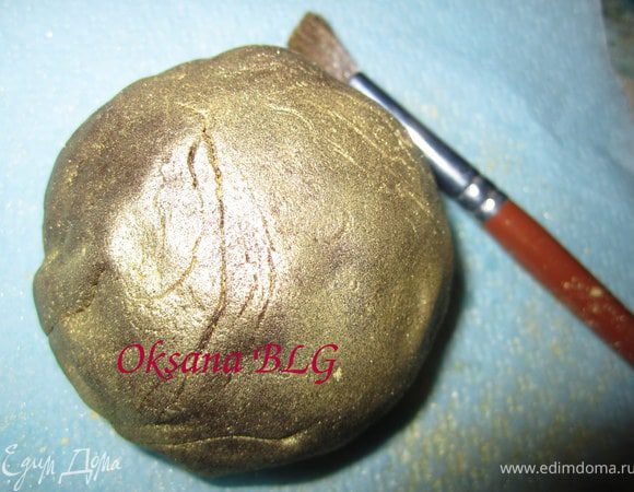 Из обрезков бисквита можно сделать шарик, обтянуть его шоко мастикой и покрыть кандурином, или просто пройтись кисточкой смоченной в водке. получится камень на который можно посадить русалочку.