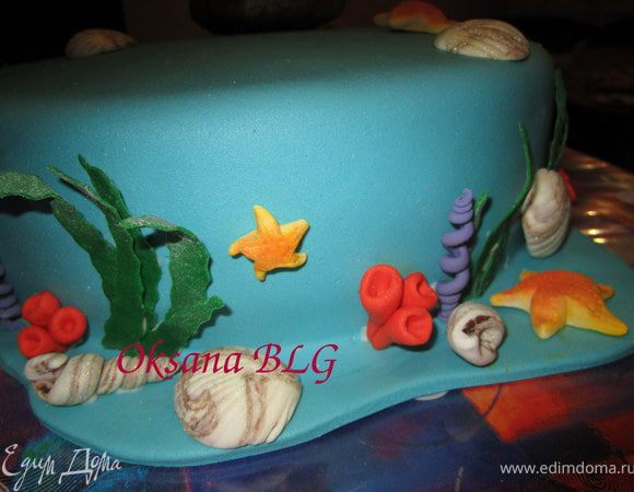 На айсинг прикрепить все украшения.