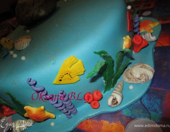 По желанию по низу тортика можно насыпать мелкой крошки из печенья, для создания "песочка".