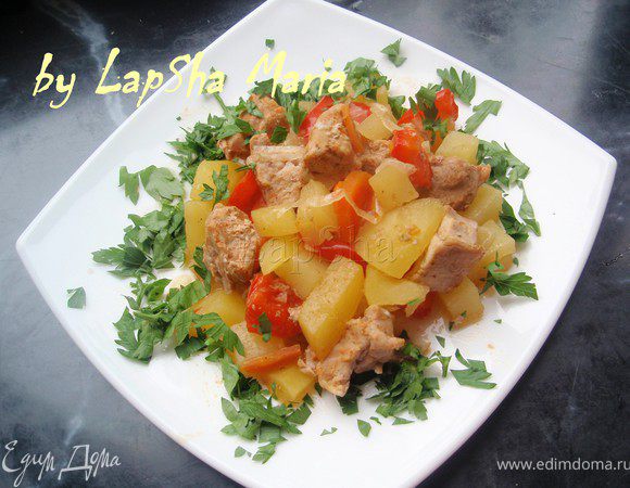 Достанем наш "мешочек" и продырявим в нескольких местах. И поставим в духовку ещё на 10 минут. Мясо получается очень нежным, у меня было достаточно много сока, при условии, что я вообще не добавляла воды. Ароматно и вкусно! Приятного аппетита!