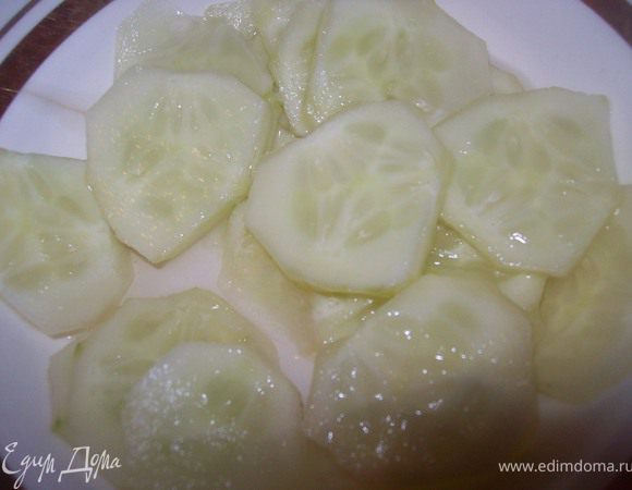 огурец помыть, почистить от кожуры и очень тонко нарезать. положить в мисочку и сбрызнуть уксусом или лимонным соком. оставить на 10-15 минут