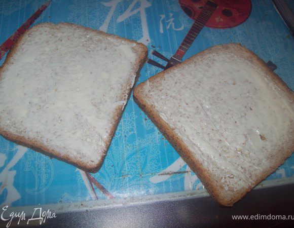 Все ломтики смазать тонким слоем сливочного масла. при желании в масло можно добавить мелко нарубленную петрушку. Ломтики посолить