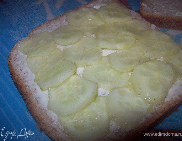 Огурчики отжать и аккуратно выложить в нахлест на ломтик хлеба