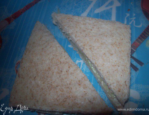 Разрезать сэндвичи на треугольники или придать буцтерброду любую другую, выбранную Вами, форму