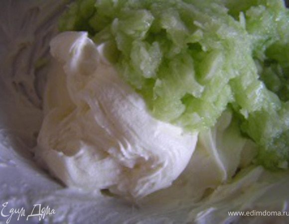 добавить огурец, измельченный чеснок