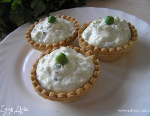 разложить по тарталеткам. Верхушку можно украсить листиками мяты или зеленым горошком и сразу подавать к столу! Приятного аппетита! :) 