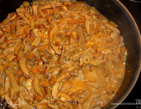 Займемся рыжикам. Рыжики перебираем, тщательно моем и нарезаем. Рыжик гриб первой категории, поэтому отваривать его ненужно!  Обжариваем грибы на растительном масле. Грибы дают обильный сок. Солим по вкусу.  Тушим рыжики, пока весь сок не испарится. Добавляем лук и стакан горячей воды, убавляем огонь и продолжаем тушить под закрытой крышкой.