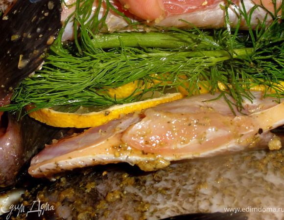 Подготовленную рыбу посолить, добавить лимонной приправы для рыбы.В брюшко кладем дольку лимона и веточку укропа. Оставляем на пол часа.