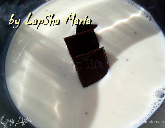 Половину молока вылить в миску и поставить на огонь, добавить поломанный на кусочки шоколад. И помешивая держать на среднем огне минут 5-10 пока шоколад полностью не растает.