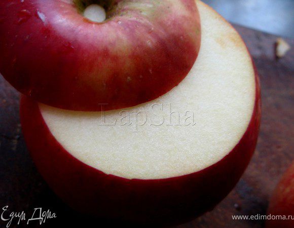 У яблока отрезать верхушку. Ее не выкидывать, она нам ещё пригодится.