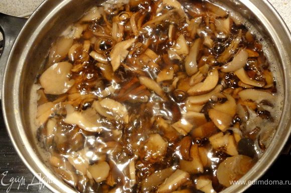В кипящую воду запустить нарезанные грибы. Варим 20 минут, снимая пену. Затем запускаем обжаренные овощи и нарезанный картофель. Варим до готовности и по желанию добавляем суповую засыпку (вермишель).