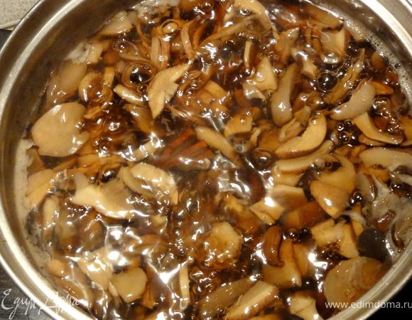 В кипящую воду запустить нарезанные грибы. Варим 20 минут, снимая пену. Затем запускаем обжаренные овощи и нарезанный картофель. Варим до готовности и по желанию добавляем суповую засыпку (вермишель).