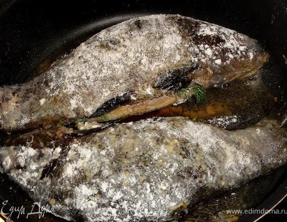 Параллельно рыбу панируем в муке и обжариваем  с двух сторон на сильном огне.