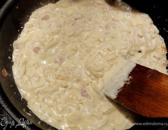 Лук нарезать полукольцами, обжарить в масле и  добавить сметану.  Дать покипеть еще 2 минуты и снять с огня.
