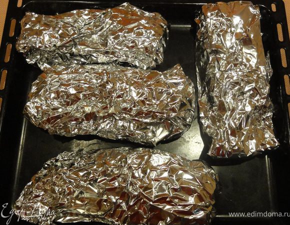 Заворачиваем и отправляем в разогретую духовку до180 градусов на 30 минут.
Рис отвариваем откидным способом.  
