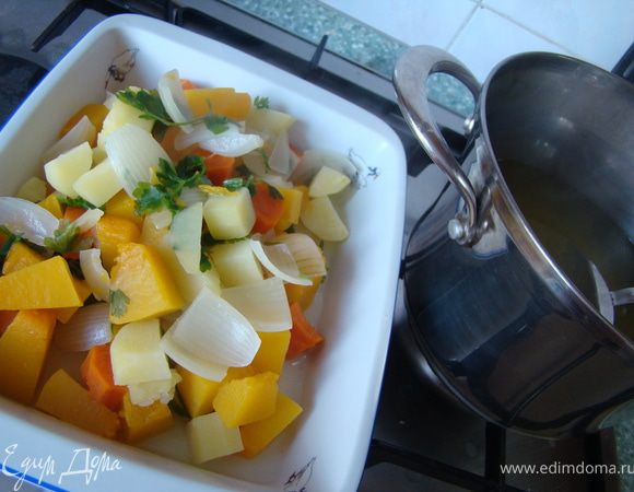 После того, как наши овощи сварились, достаем их шумовкой и даем немного остыть. Пюрируем в блендере с небольшим количеством бульона. Затем возвращаем в кастрюлю овощное пюре и разбавляем с нужным Вам количеством бульона.