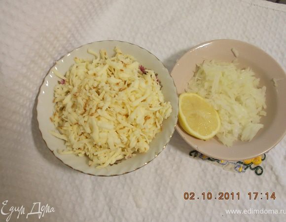 натереть на крупной  колбасный сыр,лук мелко нарезать и взбрызнуть соком лимона