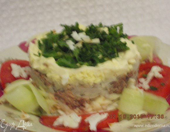 выложить салат слоями ,покрывая каждый слой майонезом ;
1-белки
2-колбасный сыр
3-1/2часть сайры 
4-лук 1/2 часть
5-сайра
6-желтки
7-лук
8-зелень петрушки