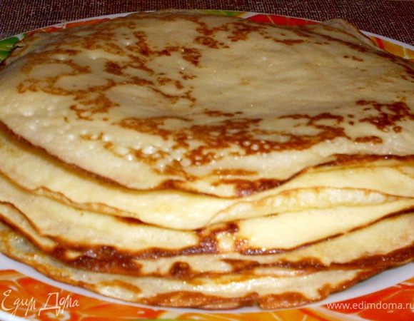 Наливаем порцию(на маленькую сковороду d=22см.)равную  ¾ половника, т.к.блины не должны быть тонкими. Закрываем сковороду при жарке крышкой. Переворачиваем лопаткой. Блины очень нежные.
Блины получаются пышными, румяными и в дырочку.

Из перечисленного количества продуктов получилось у меня 8 толстеньких блинов.
