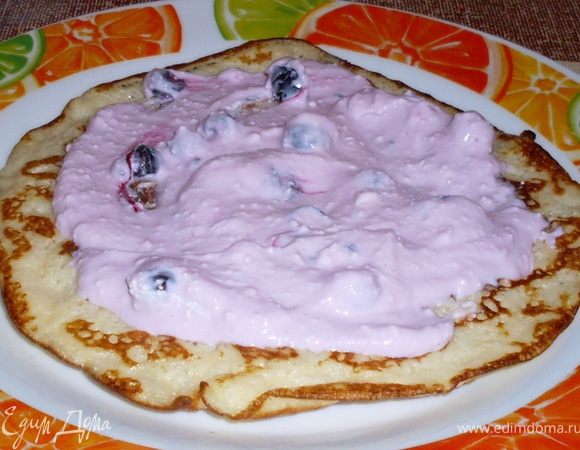 Творог размешиваем со сметаной, сахаром и ягодами.

Намазываем каждый блин начинкой.

