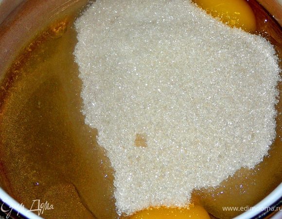 Яйца взбить с сахаром до увеличения в объеме в два раза.