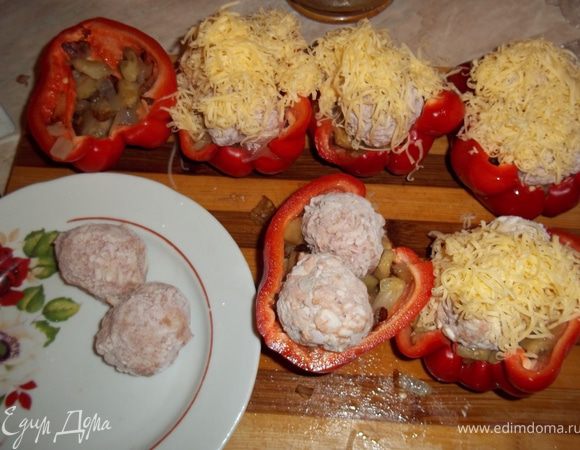 Перцы помыть, разрезать вдоль на две части. Баклажаны и лук порезать на кубики и обжарить на растительном масле. Загрузить в лодочки из перцев. Сверху вылжить по 2 тюфлельки, присыпать тертым сыром и смазать майонезом. Выпекать в духовке до мягкости перцев. Готовые перцы украсить зеленью. Приятного аппетита!!!!