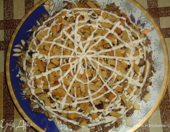 Салат делаем слоями:
-2 яйца на крупной тёрке
-шпроты
-лук обжаренный
-майонез
-сухарики
-майонез
-грибы
-2 белка на крупной тёрке
-майонез
-2 желтка на мелкой терке